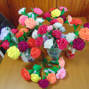 kwiaty z krepiny zrobione przez naszych pracowników
